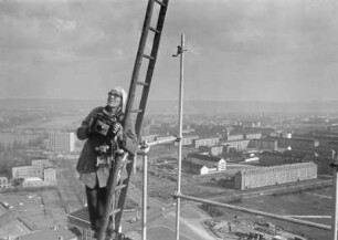 Der Fotograf Walter Hahn beim Fotografieren des Goldenen Mannes auf dem Rathausturm des Neuen Rathauses