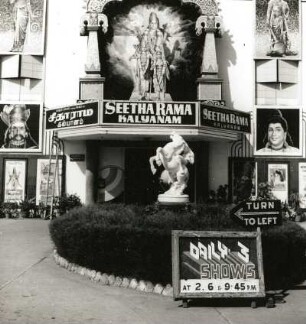 Madras, Indien. Filmtheater, Eingangsfront mit Filmplakaten