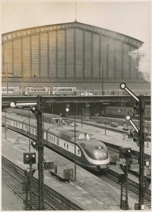 TEE-Zug "Helvetia" am Hamburger Hbf der Deutschen Bundesbahn
