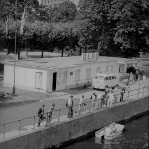 Frankfurt (Main). Mit Funkanlage ausgerüstete Rettungsstation der Deutschen Lebens-Rettungs-Gesellschaft, davor Einsatzwagen und Motorrettungsboot