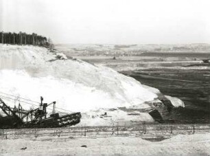 Oberlausitz, Neißeniederung. Niederbusch südöstlich Hirschfelde bei Beginn der 2. Rutschung (im Profil). Blick von Süden. April 1940