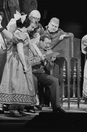 Szenenbilder aus der Operette "Der Zigeunerbaron" von Johann Strauss. Mit H. Jansen als Arsena, K.-H. Kossler als Ottokar, C. Goerlich, W. Krause, M. Ritzmann als Sándor Barinkay (?), R. Inden als Zigeunermädchen Saffi u. a. Metropol-Theater Berlin, 23.12.1957