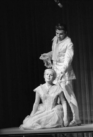 Szenenbilder aus "Leonce und Lena", Kammeroper von Kurt Schwaen nach dem Lustspiel von Georg Büchner. Staatsoper Berlin im Apollo-Saal, Uraufführung 15.10.1961