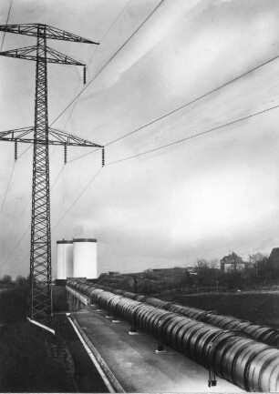 Pumpspeicherwerk Niederwartha : Dresden-Oberwartha. Pumpspeicherwerk Niederwartha. Großspeicheranlage Oberwartha (Baubeginn 1928). Wassertürme und Rohrleitung. Ansicht mit Strommast