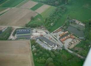 Büdingen, Vogelsbergstraße 85. Christian Wolf GmbH Umweltservice. Luftbild-Schrägaufnahme von Südsüdost