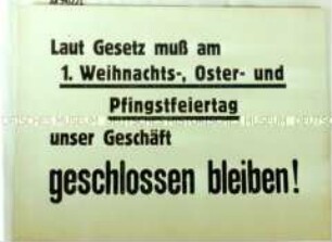 Schild "Laut Gesetz muss am 1. Weihnachts-, Oster- und Pfingstfeiertag unser Geschäft geschlossen bleiben!"