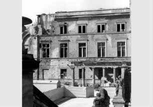 Blick auf die zum Teil zerstörte Fassade des Neuen Museums