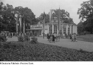 Außenansicht des Ausstellungspavillons der Deutschen Saatgut-Handelszentrale