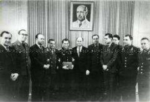 Kosmonaut German Titow in der DDR-Botschaft in Moskau