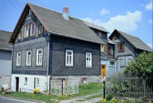 Schieferhaus mit Ornamenten an der Giebelseite