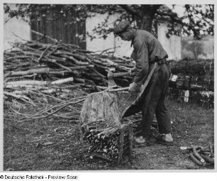 Schlegel bei Ostritz, Holzplatz : Schlegel bei Ostritz. Hof von Richard Kunack. Der Holzplatz
