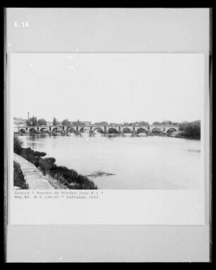Puente de piedra sobre el río Duero