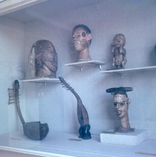 Offenbach am Main, Frankfurter Straße 86. Deutsches Ledermuseum / Schuhmuseum. Afrikanische Abteilung. Vitrine mit Masken und Harfen aus Nordostkongo und Kamerun