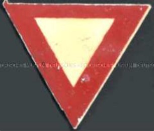 WHN-Abzeichen, Verkehrszeichen: Vorfahrt achten, Straßensammlung im Gau 44 Reichskommissariat Niederlande am 14. und 15. Februar 1941