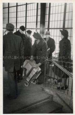 Gepäckkontrolle an der Sektorengrenze