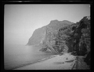 Câmara de Lobos (Madeira, autonome Region Portugals): Strand mit Steilküsten