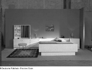 Doppelbett : Schlafzimmer (1972; VEB Südthüringer Möbelwerke Themar). Ansicht mit Anbauwand mit Doppelbett