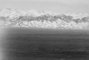 Panorama eines Gebirgszugs : Panorama eines schneebedeckten Gebirgszugs im Tian Shan Hochgebirge. Im Vordergrund eine Ebene