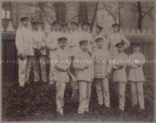 Königliche Militär-Turnanstalt zu Berlin, Winterkurs 1894/1895 - Gruppenbild von Offiziersschüler mit Degen auf dem Kasernenhof