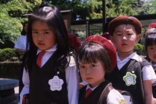 Kinder in Tokio : Kinder in Schuluniform in Tokio, 1990