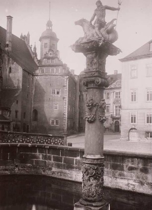 Blick über den Neptunbrunnen (1605) in den Schlosshof
