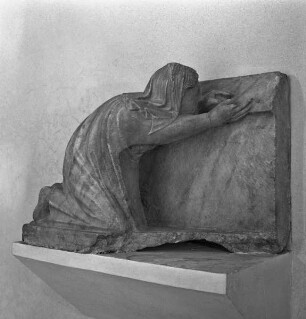 Fragmente eines Brunnens — Vecchia alla fonte