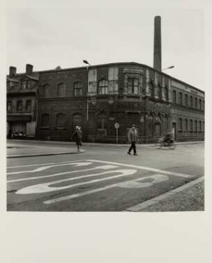 Straßenszene an der Ecke Konradstraße und Hermann-Liebmann-Straße, Karl Wirth Automobile (Stop), Leipzig