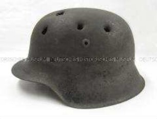Stahlhelm M 42 mit Einschusslöchern