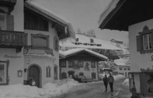 Wallgau: B11 durch den Ort mit alten Häusern