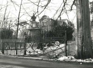 Augustusburg-Erdmannsdorf, Uferstraße 7. Villa mit Einfriedung (um 1905). Straßenansicht