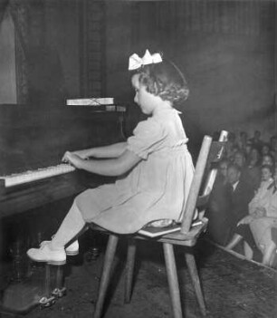 Kinderbilder. Kleines Mädchen, auf einem Klavier spielend