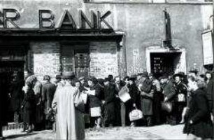 Andrang vor einer Bank in Berlin (Währungsreform?)