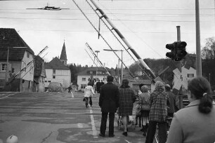 Bahnübergang der Bahnlinie Karlsruhe-Stuttgart im neu eingemeindeten Stadtteil Grötzingen
