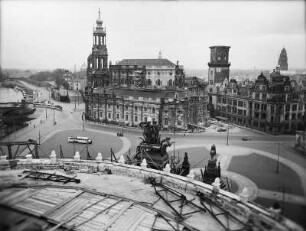 Dresden-Altstadt, Theaterplatz. Blick vom Dach des Opernhauses zur zerstörten Hofkirche und zur Ruine des Residenzschlosses