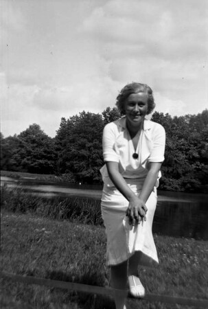 Hildegard Ostkamp-Blumer (1909-2001; Sopranistin), Ehefrau des Komponisten Theodor Blumer (1881-1964). Fotografie im Freien, Leipzig 1937