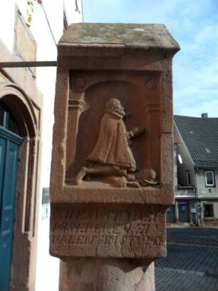 Stadtbild - Ehemannsches Haus (erbaut 1588) - Giebelseite Süd - Bildstock - Kopfteil mit Figurendarstellung im Detail