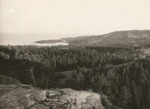 Insel Gogland. Blick vom Leuchtturm nach Südosten. Schäre durch Nehrung angegliedert. Im Vordergrund ehemaliges Brandungsdrift, dahinter gehobene Strandgerölle. Abrassionsterrassen