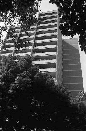 Freiburg; Landwasser: Hochhaus von unten