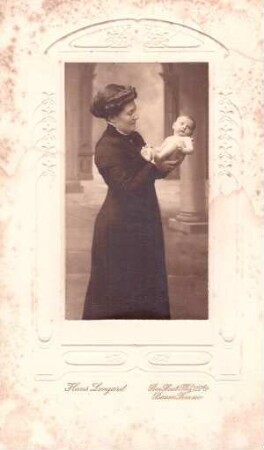 Foto ältere Frau mit Baby