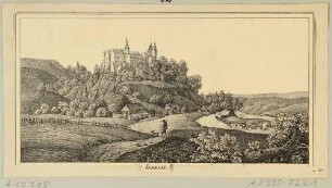Schloss und Stadt Nossen in Sachsen von Osten über das Tal der Freiberger Mulde mit Postmeilensäule rechts