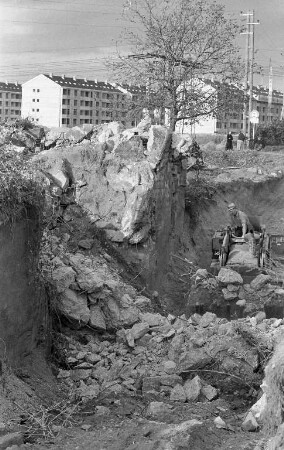 Sprengung eines von vier "mittleren Kampfbunkern" aus dem Zweiten Weltkrieg am Südrand der Rheinstrandsiedlung.
