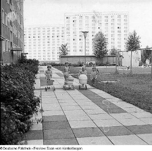 Dresden-Altstadt, Ziegelstraße, Serie: "Dresden", Kinder mit Puppenwagen im Hof eines Wohnhauses, im Hintergrund Hochhäuser, Am Terrassenufer
