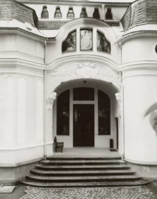 Markneukirchen, Villa Merz : Markneukirchen (Vogtlandkreis), Villa Merz (1902; Voetsch, Meier), Adorfer Straße 38, Portal (Gartenseite)
