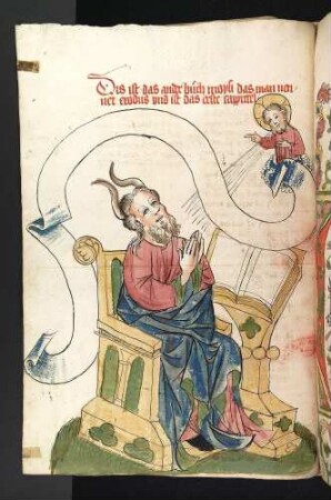 Moses am Pult betet zu Gott