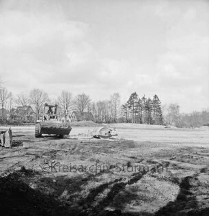 Oetjendorfer Landstraße / Waldweg: Turn- und Sportverein Hoisdorf: Sportzentrum: Anlage eines zweiten Spielfeldes: links Bagger beim Planieren: rechts daneben Straßenwalze: hinten Häuser und Bäume
