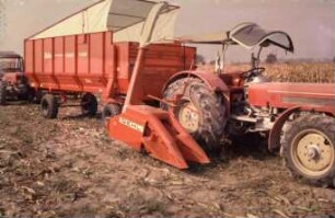 Fotografie: Erntetechnik, Silomais, Maishäcksler angebaut, Trommelfeldhäcksler, Zweiachsanhänger