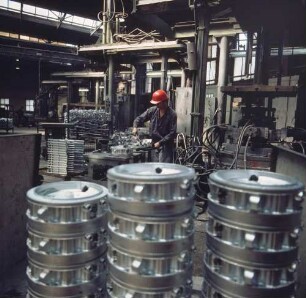 Aluminiumherstellung. Aluminium-Gießerei. Fertigung von Aluminiumgußstücken im Niederdruckverfahren