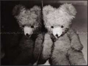 Teddybär sitzt an einem Spiegel (Altersgruppe 14-17)