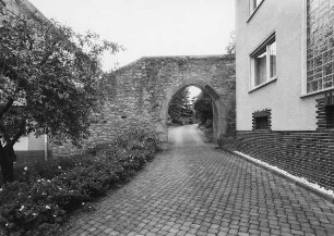 Wehrmauer mit Tor (Wehrmauer mit Tor); Eiterfeld, Vor dem Tor 32, Vor dem Tor 34