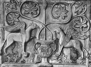 Relief mit Greifen am Lebensquell